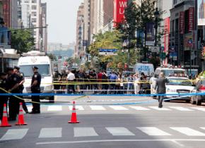New York police block off the street after the shooting outside the Empire State building